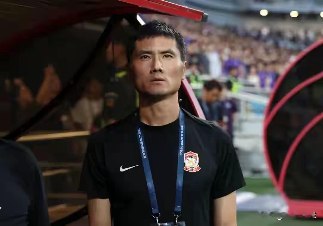 邵佳一感觉舒服一点！
首先，没有郑智那么容易引起争端。从德国回来以后，很少听到他