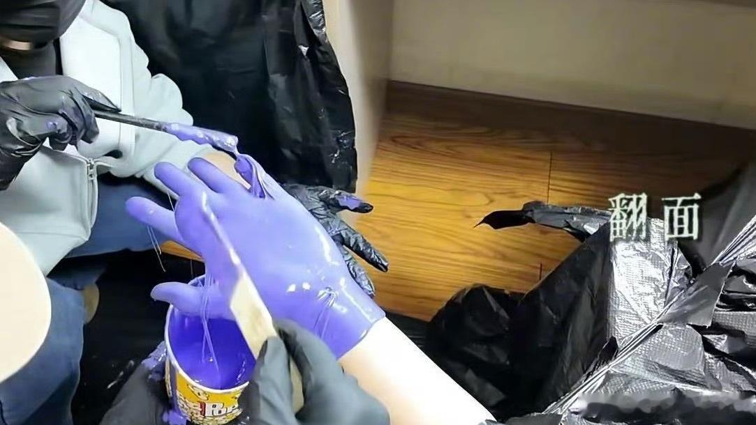丁禹兮手指倒模 影视幕后花絮记录张海虾专用手指倒模工序，多层蜡料覆盖改变手部轮廓