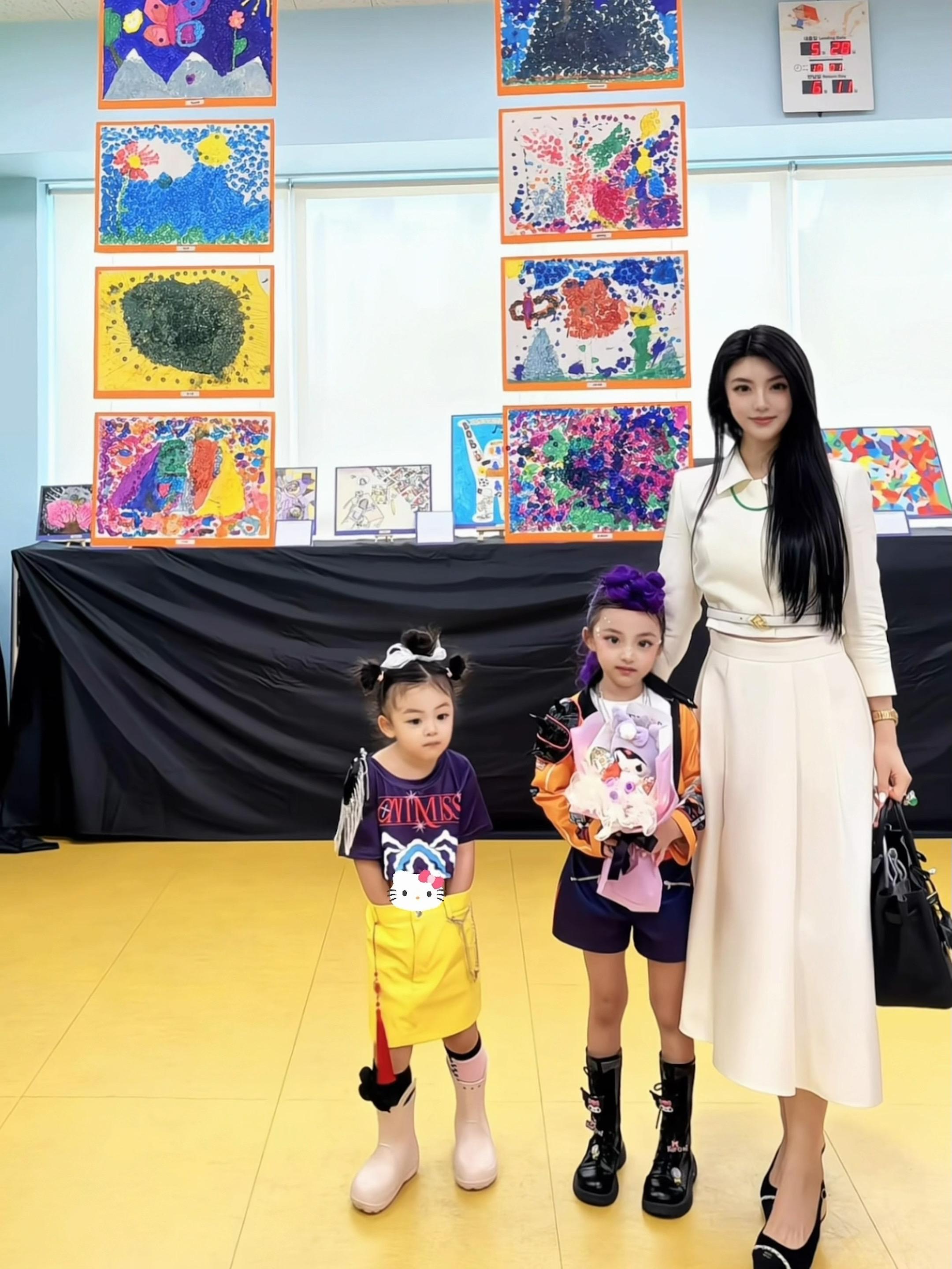 蟹泡泡女士参观冷总国际学校art show 手插裤腰带像大爷逛花鸟市场...
