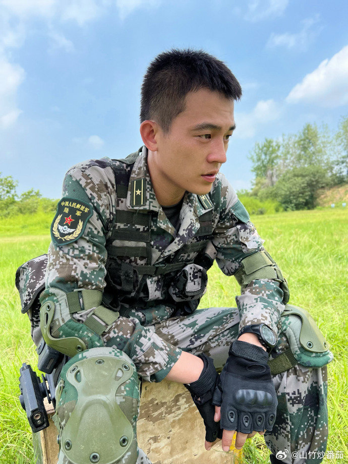 欧豪军装穿上就别脱了别人穿军装靠滤镜，他穿军装靠骨头。不油不飘，往戈壁沙堆里一站