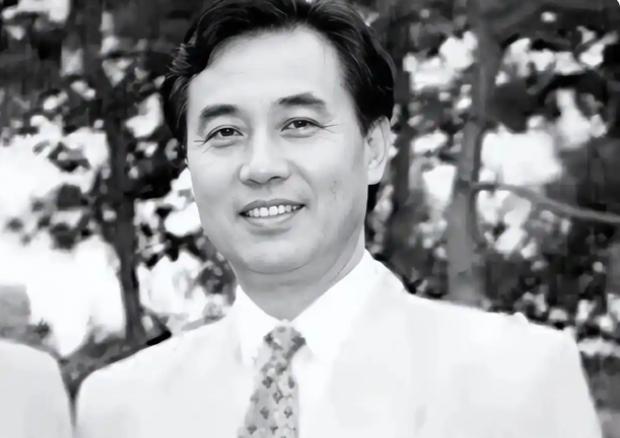 前驻日武官王庆简，在日本潜伏长达20年，是我军潜伏时间最长、危害最大的叛徒之一。