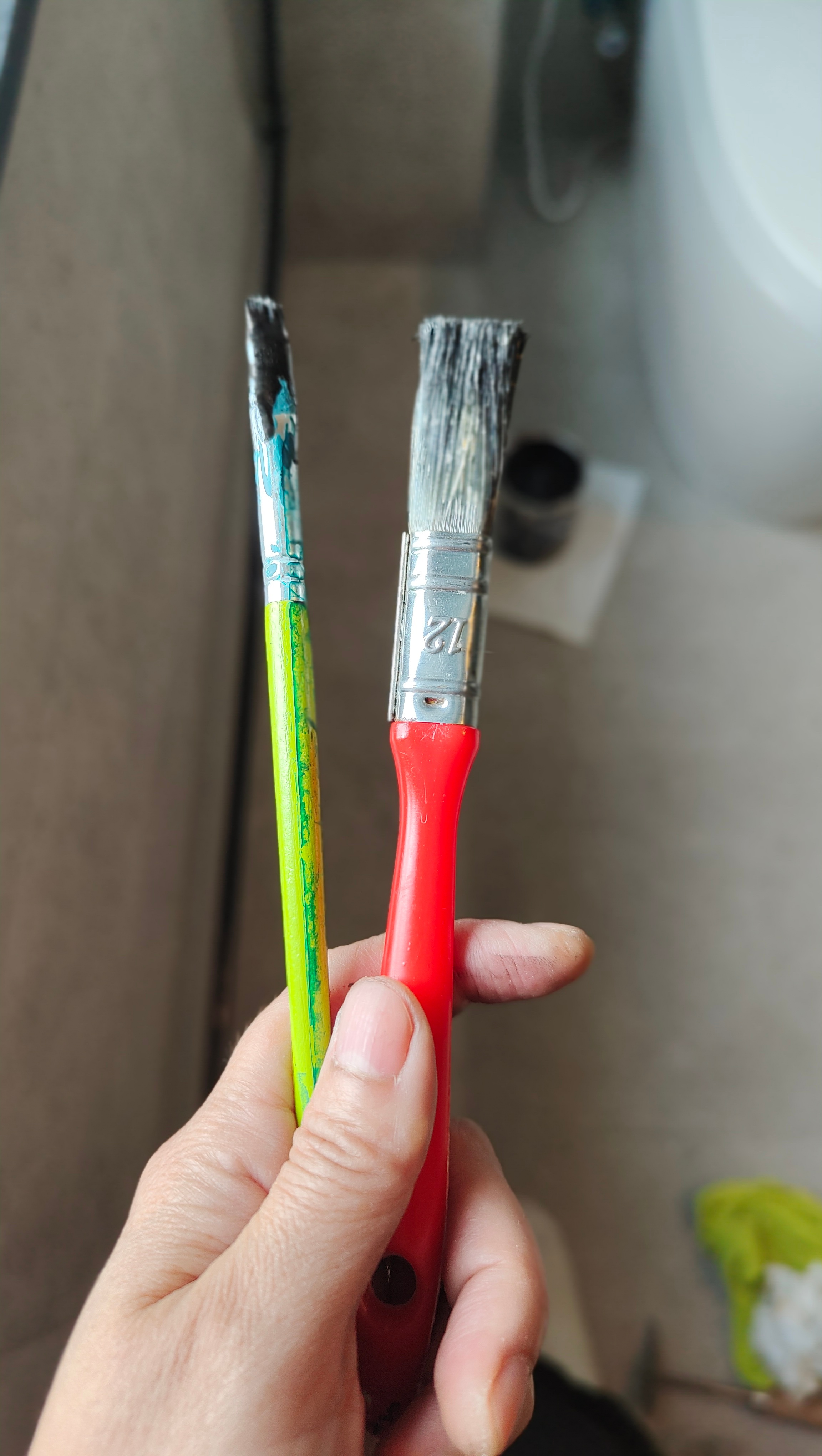 把淋浴间的暖气管道刷了漆，水彩画的小刷子很好用，小角落就靠它！没有white s