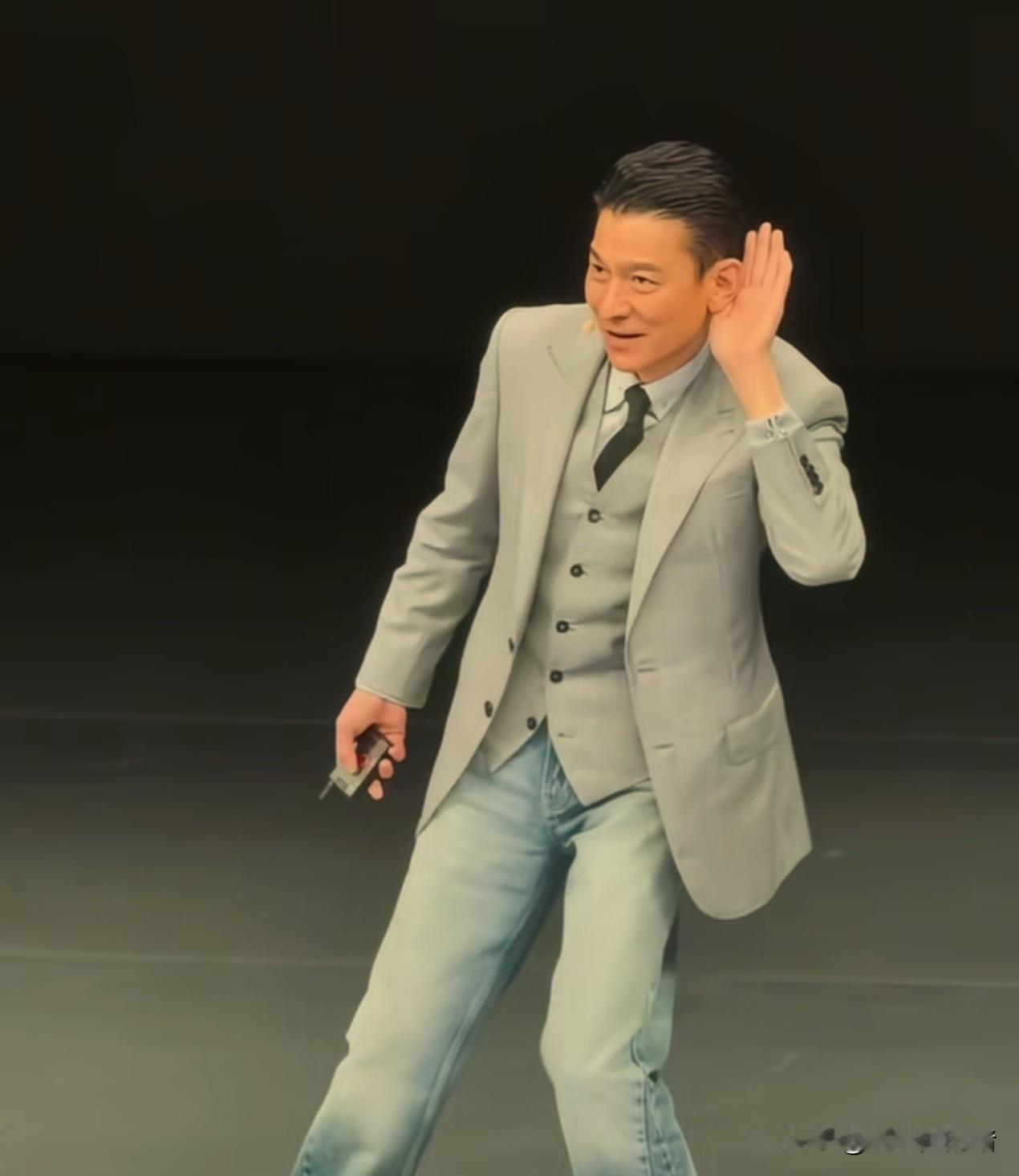 仔细看刘德华，
说句实在话，
真有点不敢相信，不是他怎么可以上半身西装，下半身牛