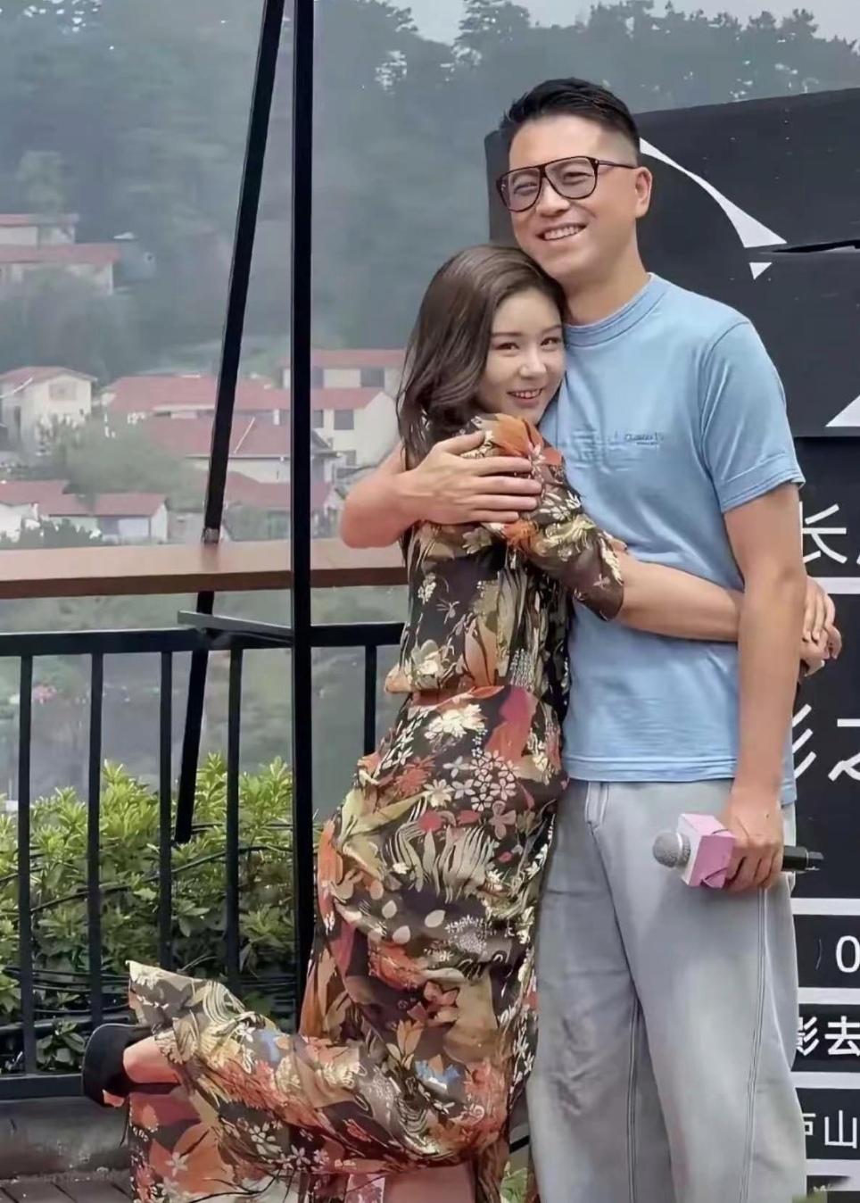 第一眼扫过去，我还误以为是中年时期的许晋亨搂着一位漂亮女明星。当时心里还暗自纳闷
