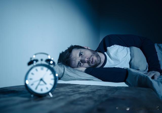 阴虚入睡难，阳虚睡不醒，气虚睡眠浅，记住三个用药思路
 
1、阴虚入睡难
原因：