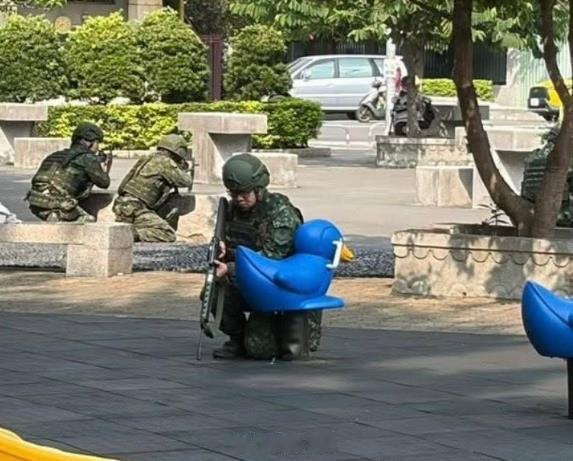 你觉得这个小小鸭能为你挡子弹？ 