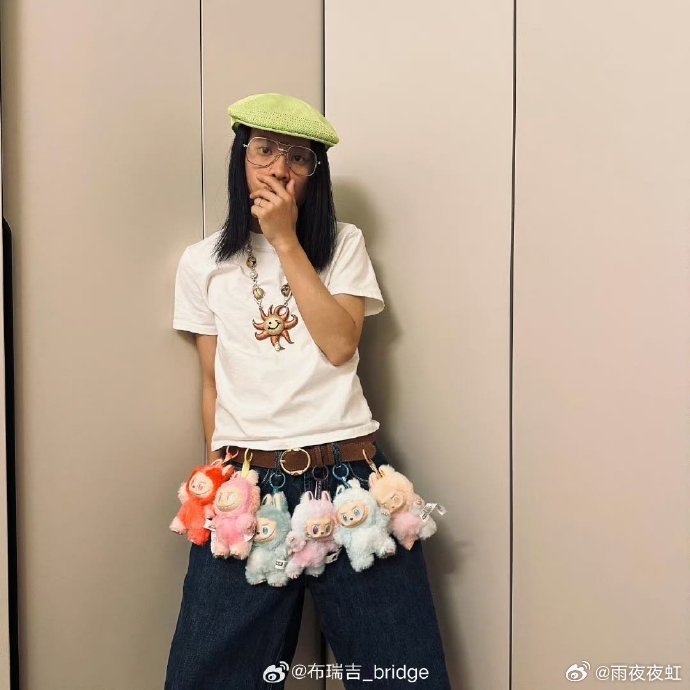 GAI的拉布布是布瑞吉给的别人互动靠语言，他俩互动靠拉布布？布瑞吉挂一堆在身上，