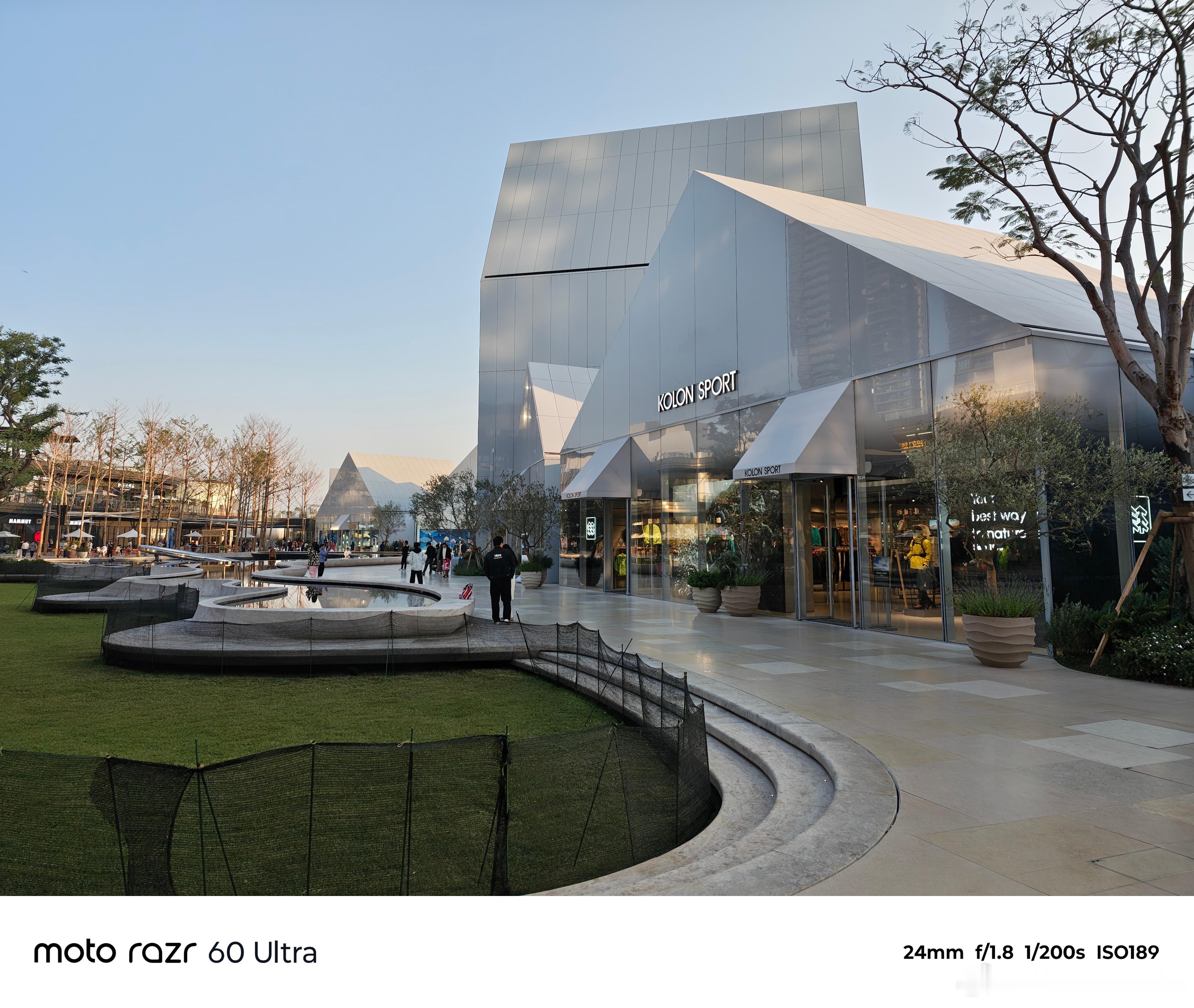 Motorola 大湾区也有自己的购物村啦，拿razr60 Ultra记录一下 