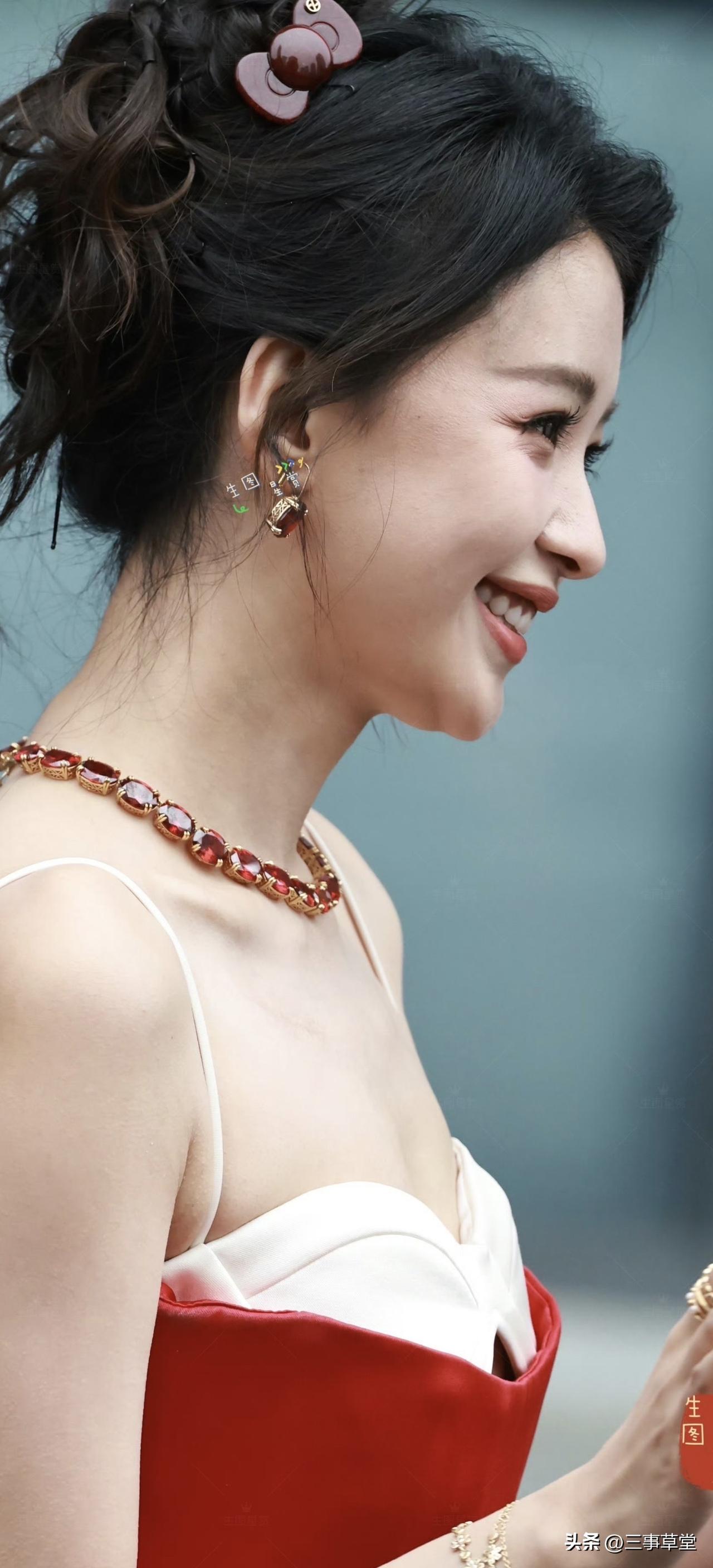 哪位女明星的颜值惊艳到你了?孙怡今日浪姐水灵灵的下班了
吊带小红裙真靓❤️💋