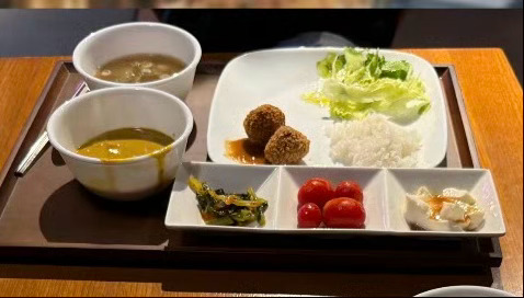 水原女饭量堪比三岁小孩 