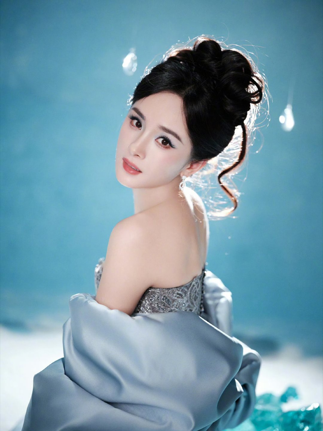 杨幂蓝色镂空裙怼脸真是美的不得了。 