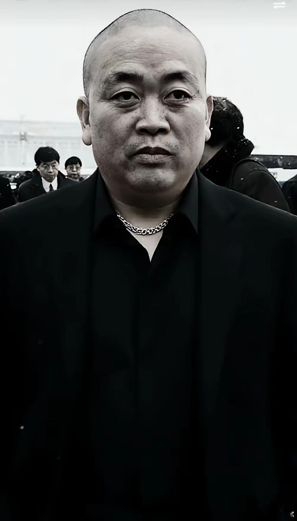 僧袍看着有点太拘谨，这几套才符合释永信的气质。 ​​​