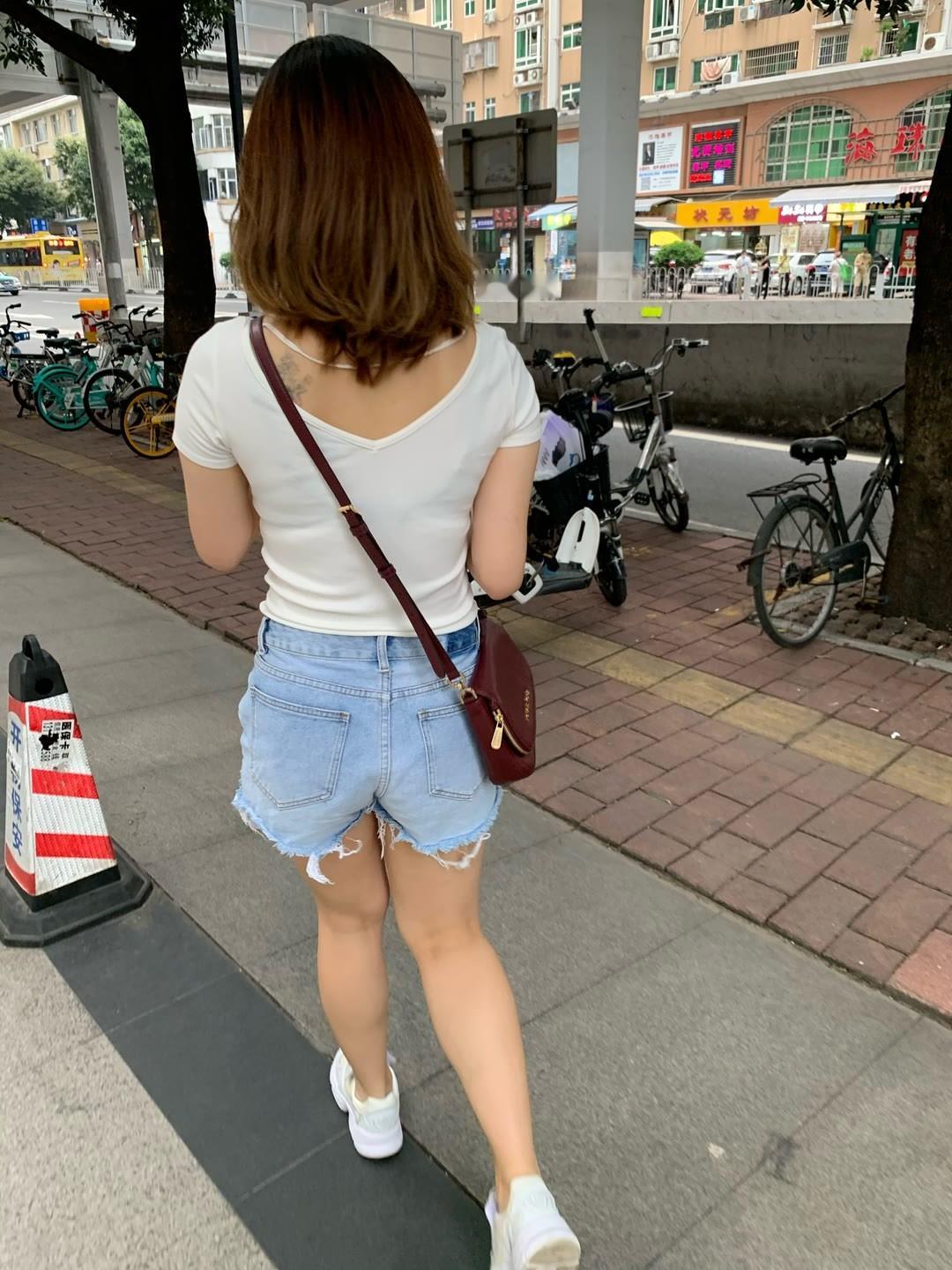 "小女友 "爱穿搭 