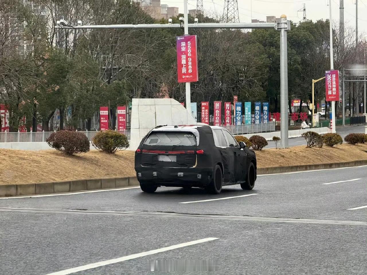 周末不如大家一起猜猜厉害的网友发来的伪装车究竟是什么品牌的