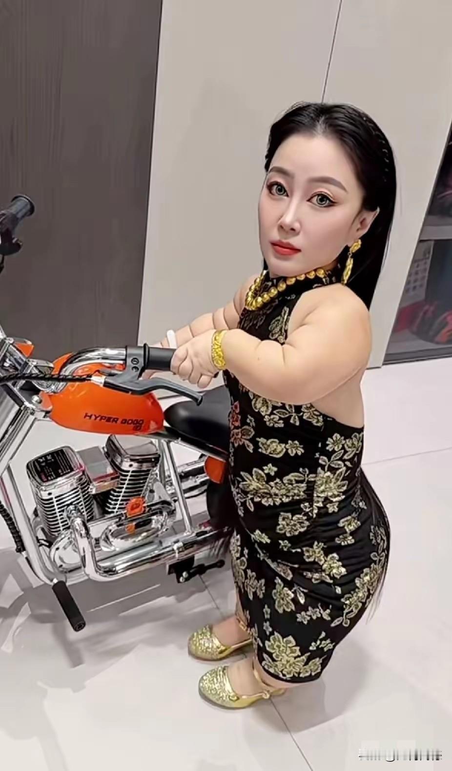 这女孩身材虽然比较矮，但是颜值是非常不错的，感觉也是一个非常要强的人，但是老天对