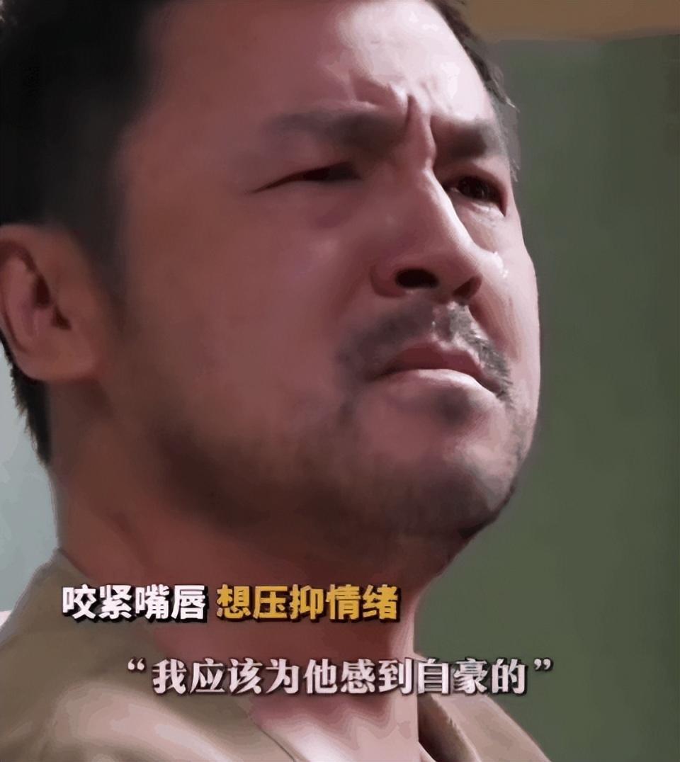 电影《抓特务》中的这个情节让人泪奔。肖大力参军的小儿子牺牲了，部队把他的遗像和骨