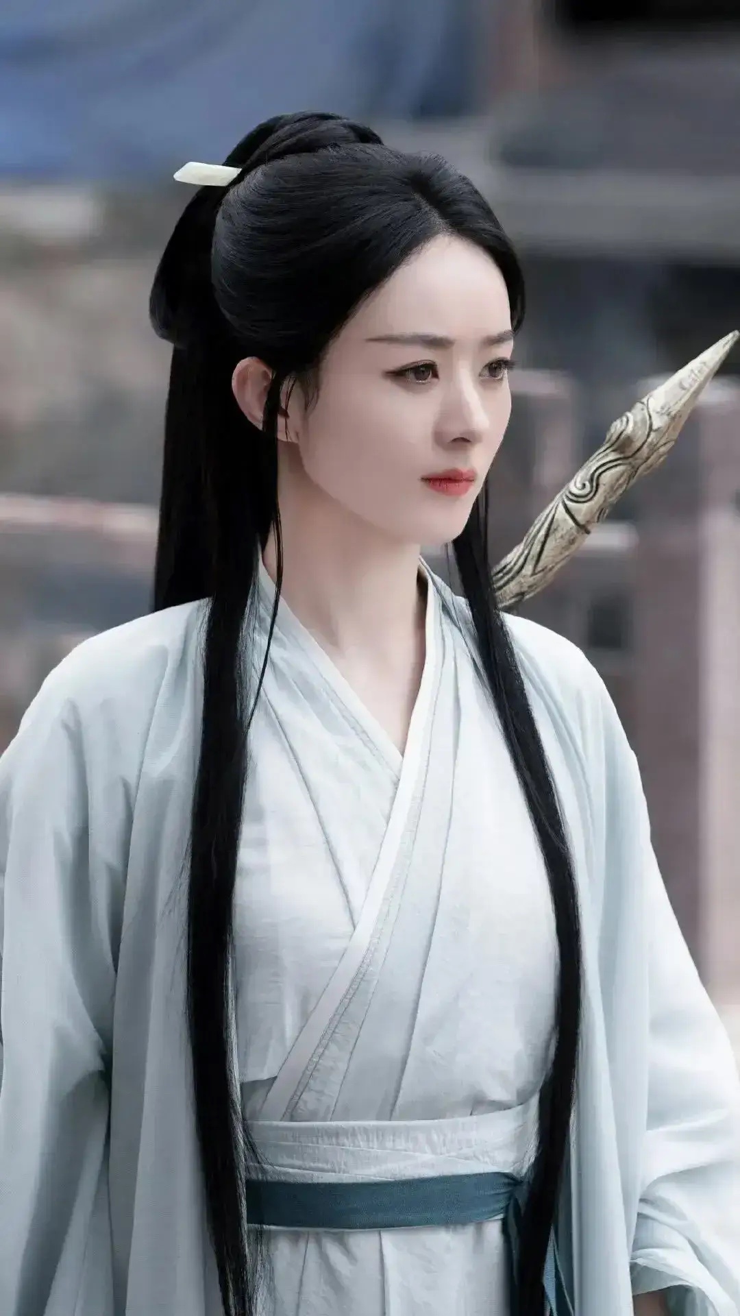 一次采访中，有记者问赵丽颖：“跟男演员拍吻戏，你会有生理反应吗？” 赵丽颖直接怼