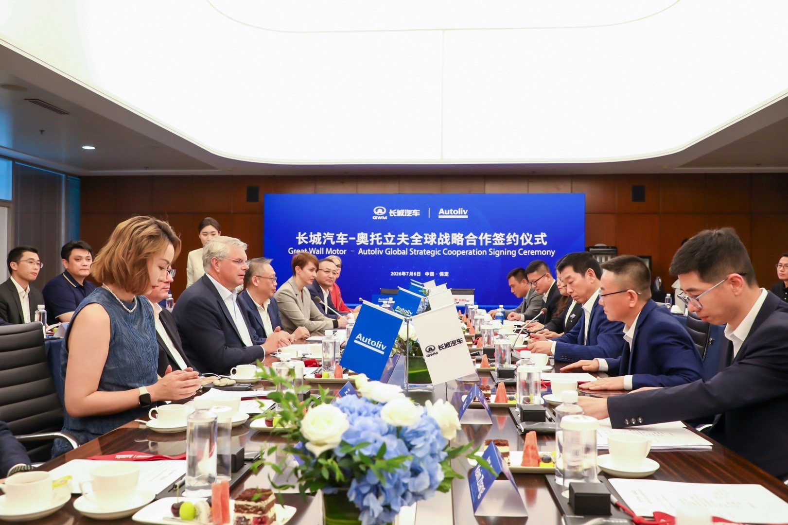 谁能想到，常年给BBA、雷克萨斯做安全配套的奥托立夫CEO，直接全款入手咱们中国