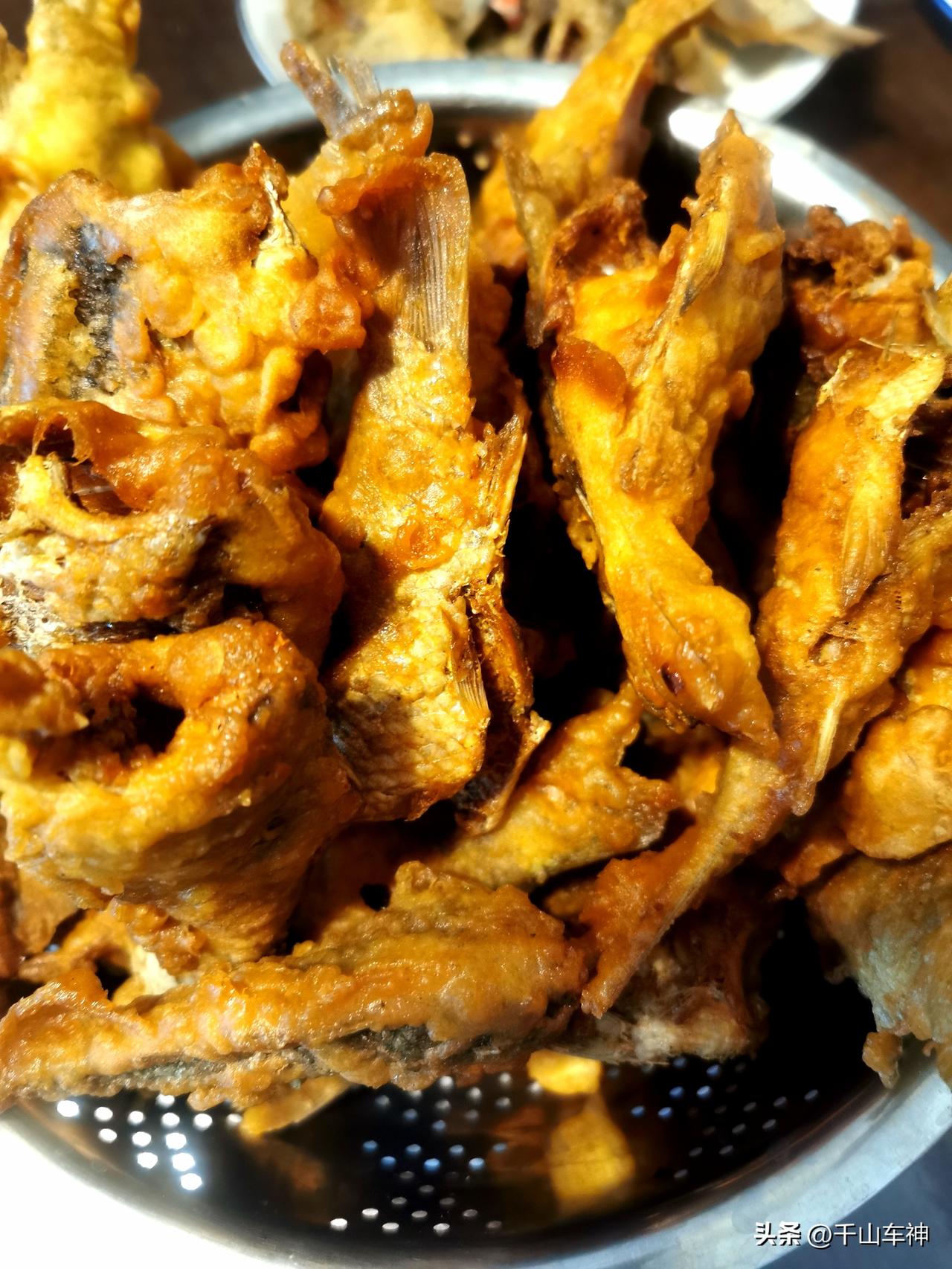 自己钓的河里的野生小鲫鱼，处理后葱姜料酒盐腌制两小时后，啤酒、鸡蛋、粉面子、面粉