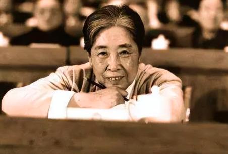 [微风]2006年，刘少奇遗孀王光美因病去世。临终前，她突然向女儿刘亭抱拳作揖，