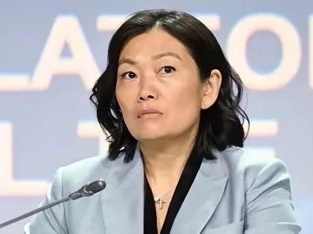 俄乌仗打了四年，大家盯着普京和泽连斯基谁更头疼。

结果呢？

损失最大的，竟是