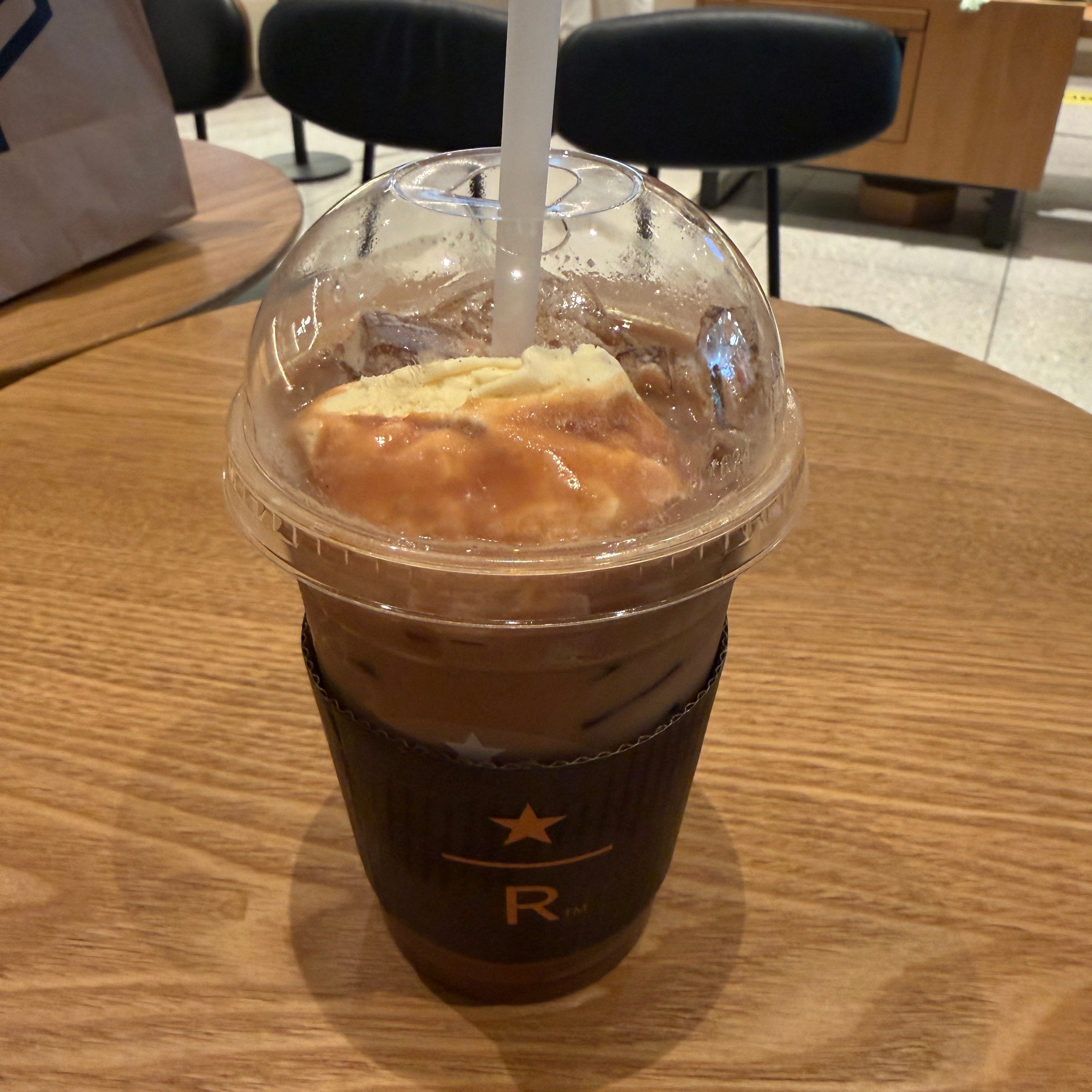 一杯咖啡开启今天的旅程，才发现星巴克出了不少新品。今天尝鲜冰激凌红茶拿铁，感觉这