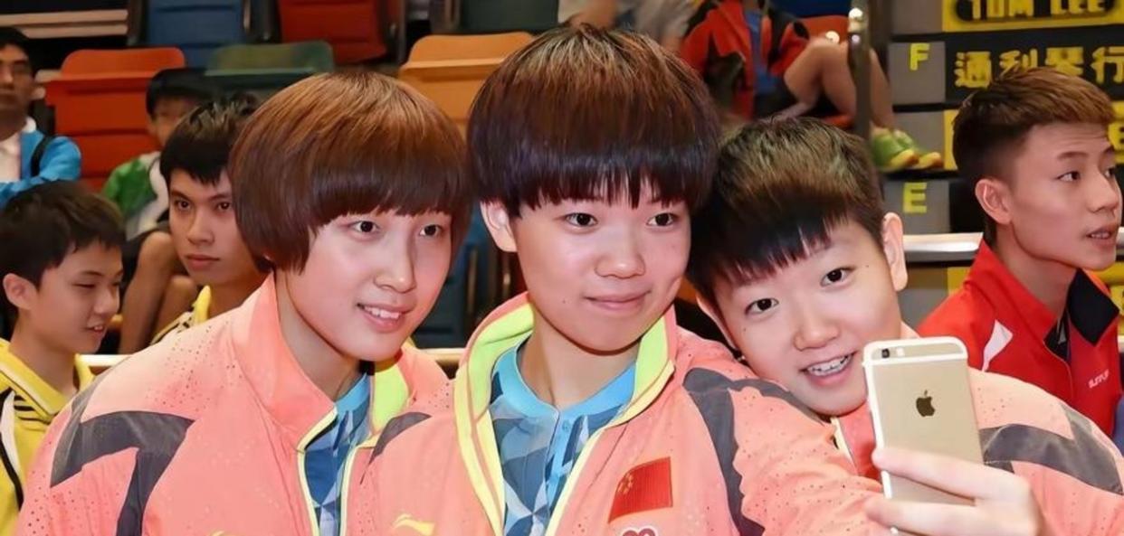 乒坛3朵小花同框：一样的橙色运动服，一样的刘海齐眉，一样的凤眼如虹，一样的满面春