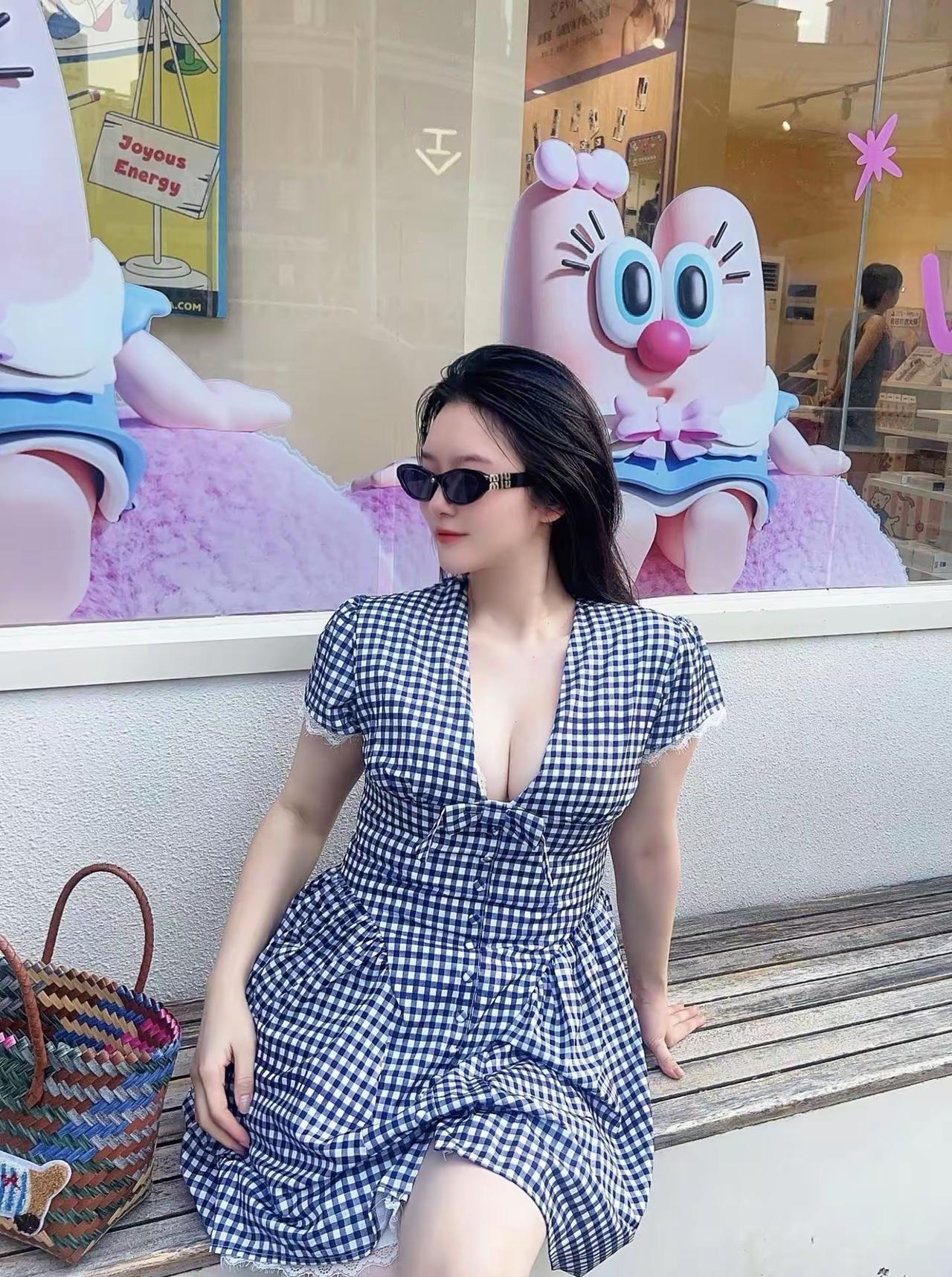 网络上的美女，如果是抓拍的，总能发现与摆拍不太一样的地方。