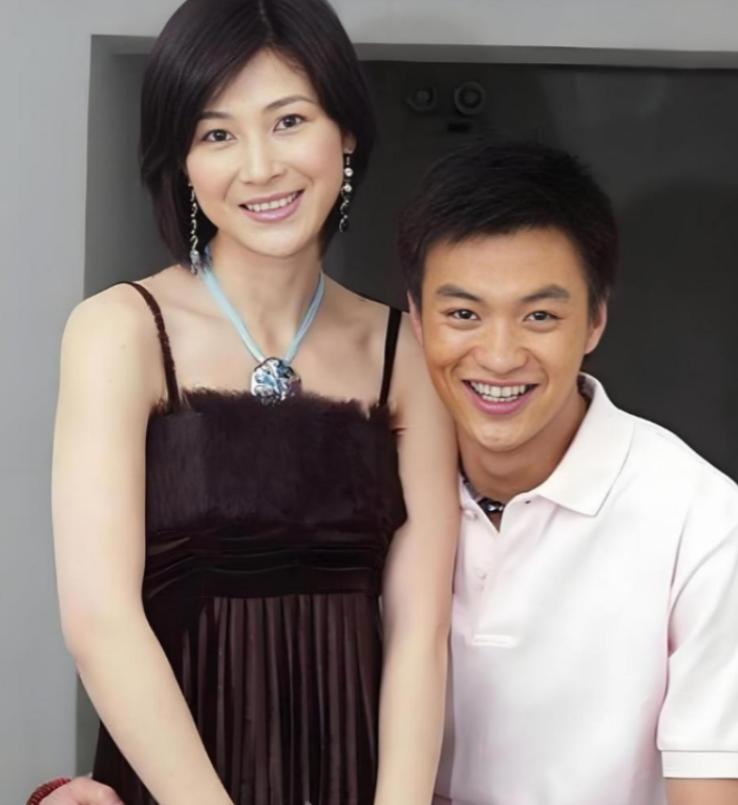 12年前，身家50亿的温州富豪周旭辉，背着原配老婆，看上了演李云龙老婆的童蕾。在