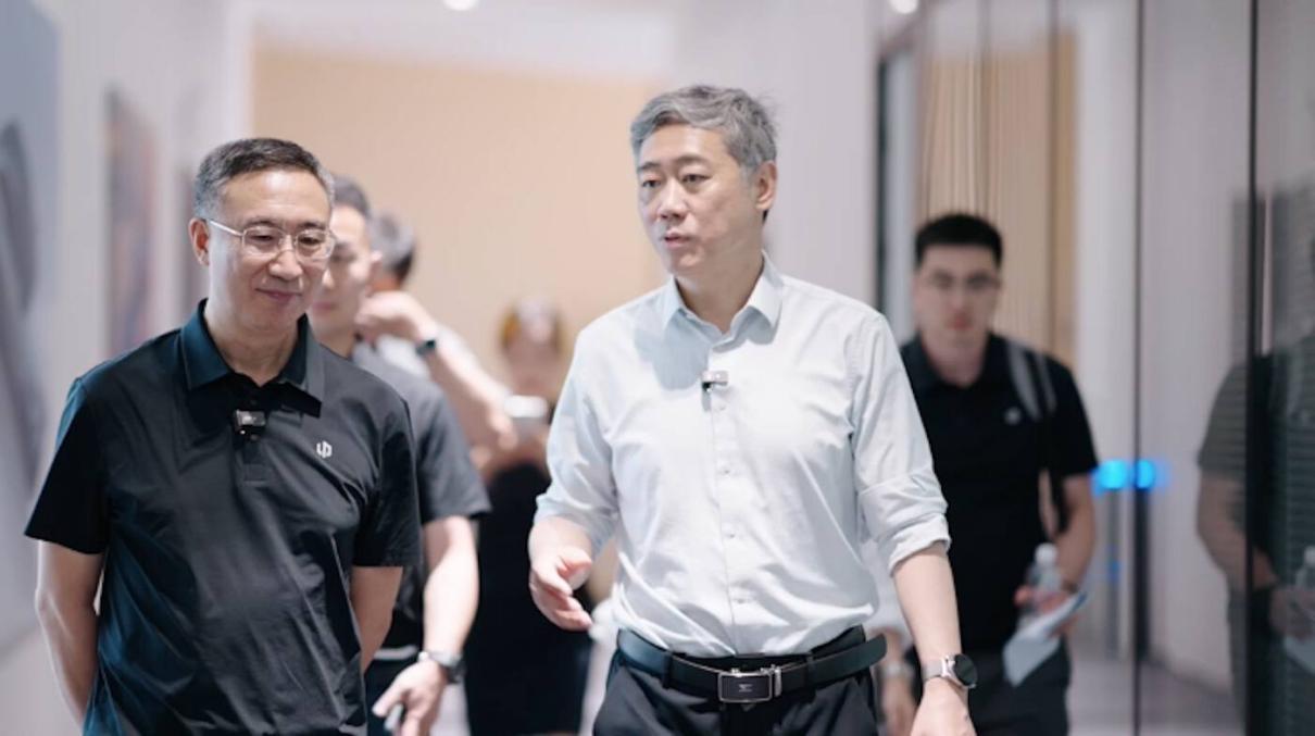 BBA们的下行是因“消费升级”？李稻葵对话朱江明给出了真正的答案。
 
从过去的