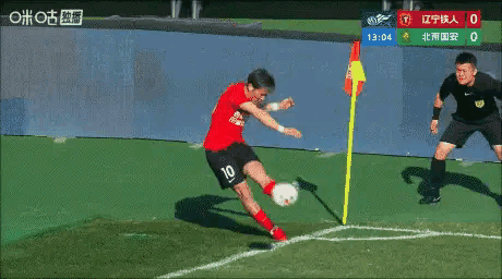 辽京之战才13分钟，孔特就禁区手球造点，姆本扎一蹴而扰，辽宁铁人1：0领先北京国