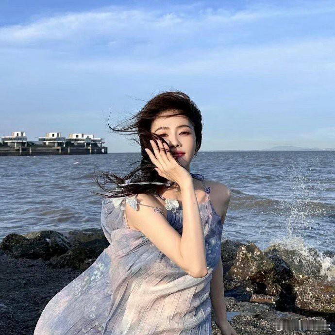 白鹿的这张照片确实很有气质，让人眼前一亮，感受到了她独特的魅力。 