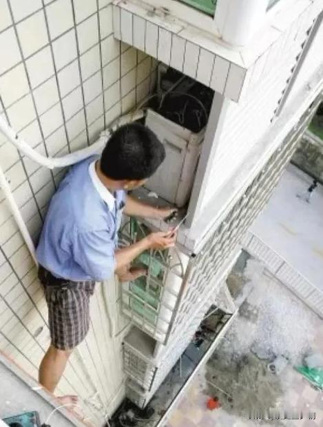 “电视剧都不敢这么演！”四川南充，一男子维修空调时，意外发现女邻居在家和别人偷情