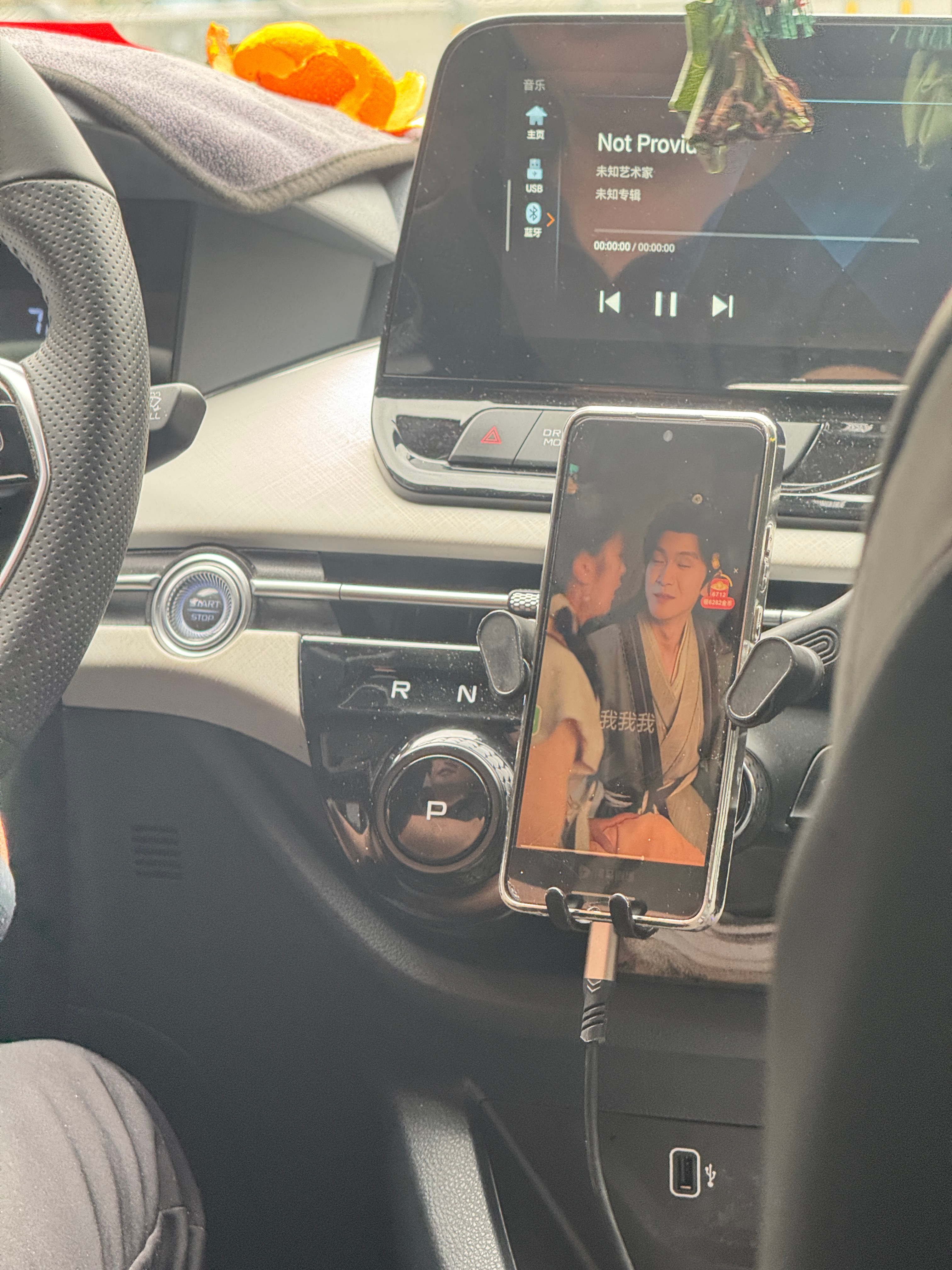 打的网约车司机在车上刷网剧，在线等挺急的，怎么办？是不是应该问一下网剧的名字跟他