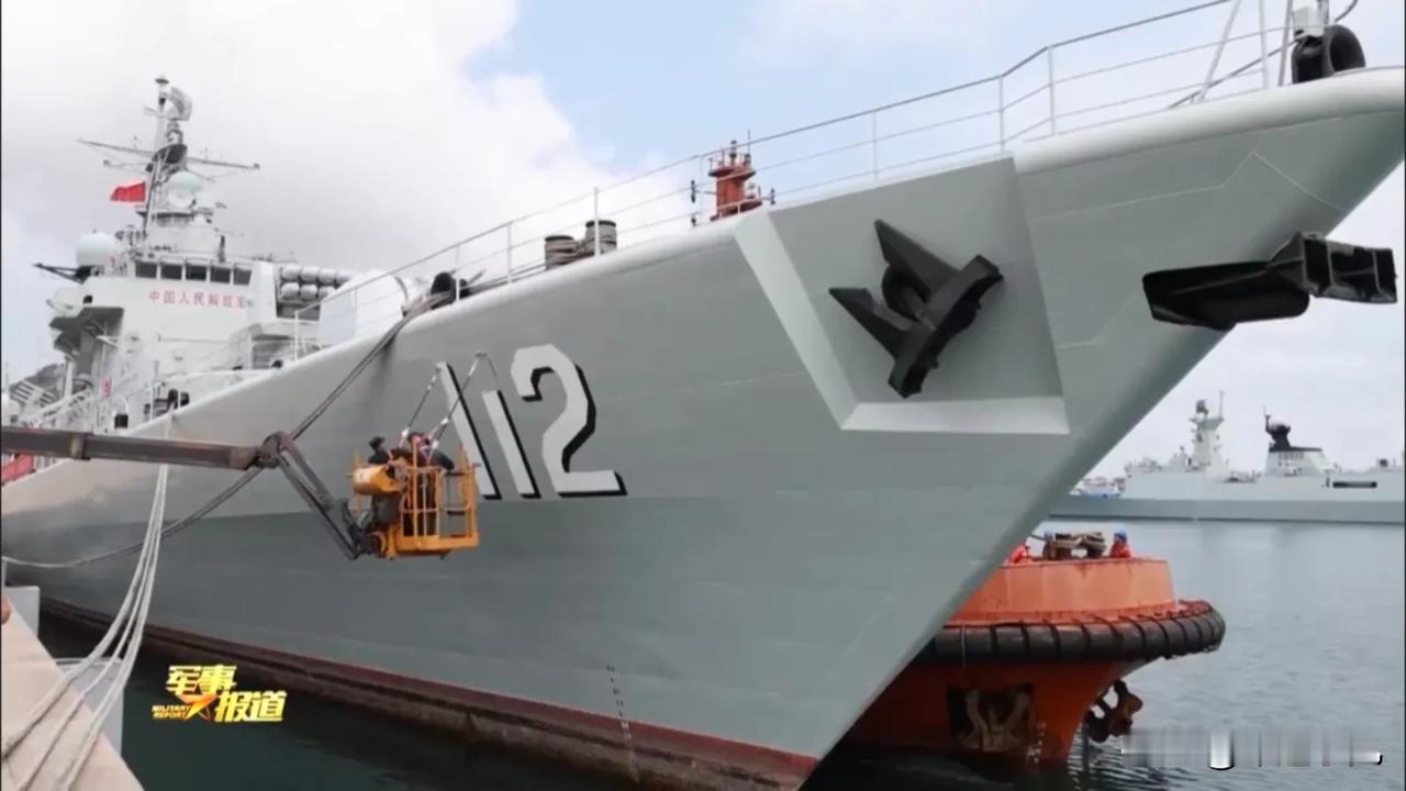 我国首次公开中华第一舰退役仪式现场画面，亮点太多了，还真是头一次见到擦除舷号……