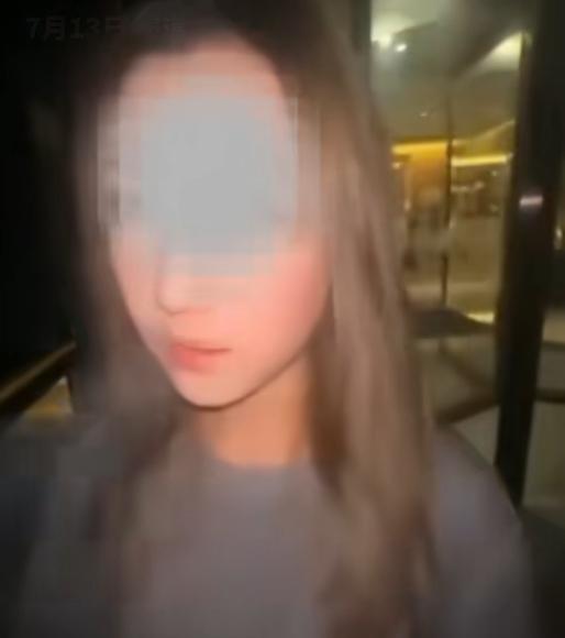 李欣莳这下哭麻了！
出轨一名外国电竞选手，被大学开除学籍。
最令人难以置信的是，