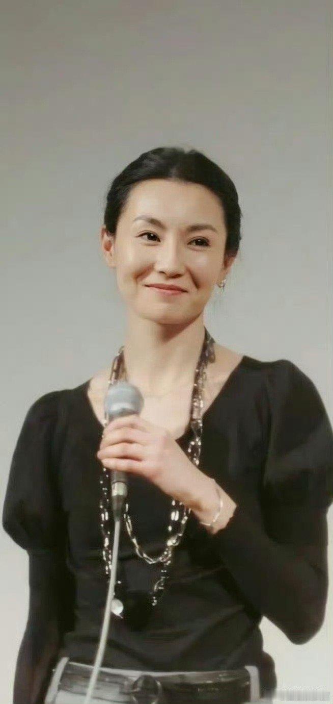 张曼玉的红毯造型，是时尚界永远的经典。 张曼玉的气质真的超级好，这个平时自律也有