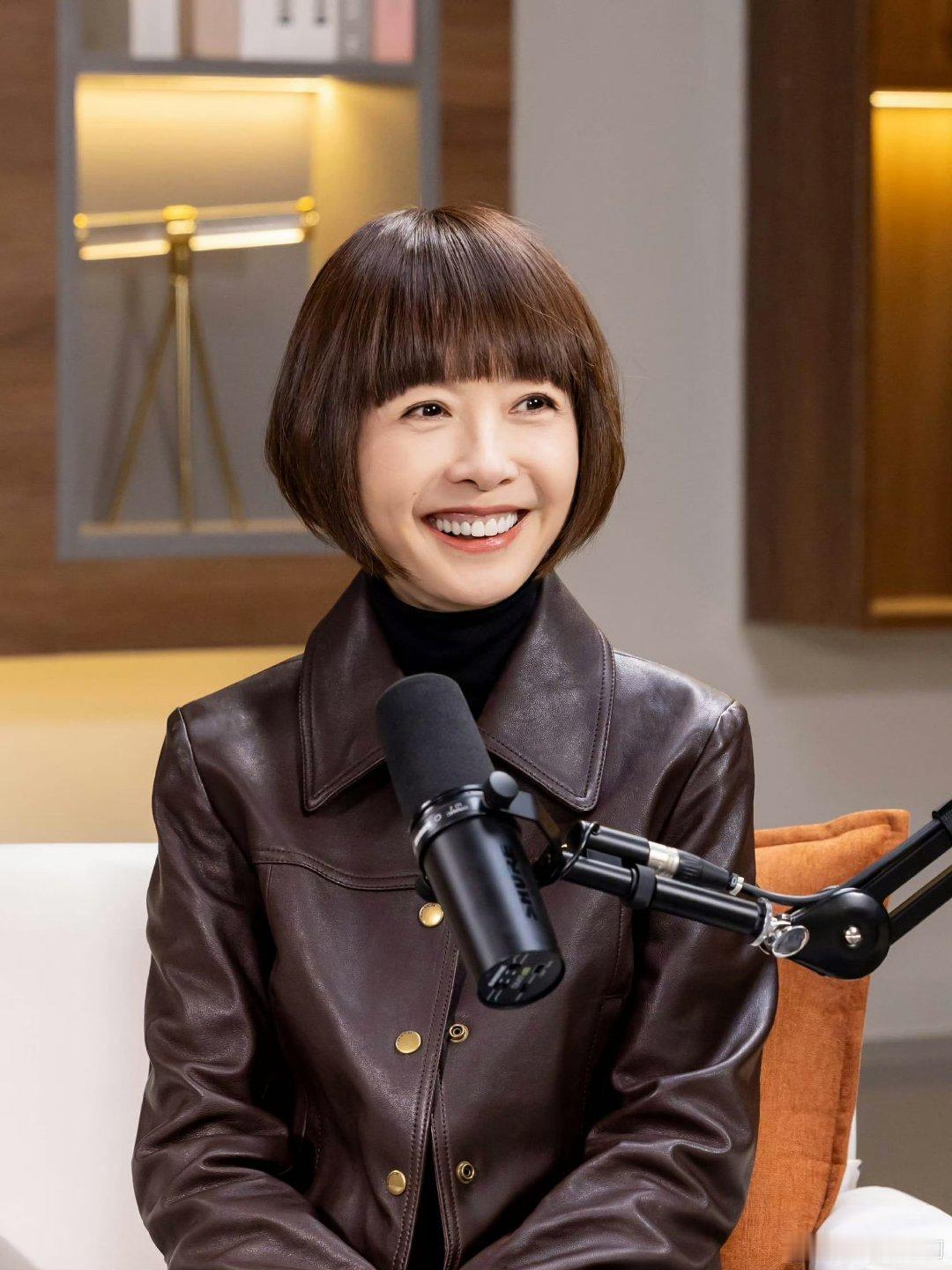 鲁豫拿自己名字玩梗鲁豫喜单有约我就来了现身喜单舞台的鲁豫临场反应超棒，拿姓名做趣