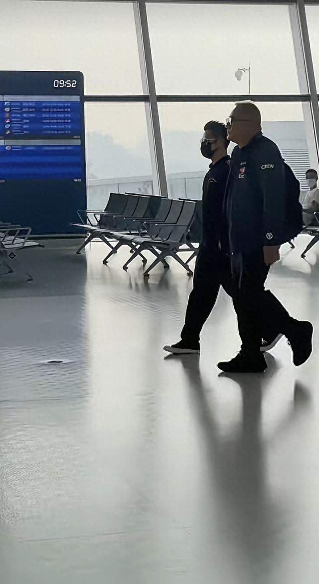 机场偶遇“隐身”郭富城：瘦小身材被高大助理挡住，气质却藏不住