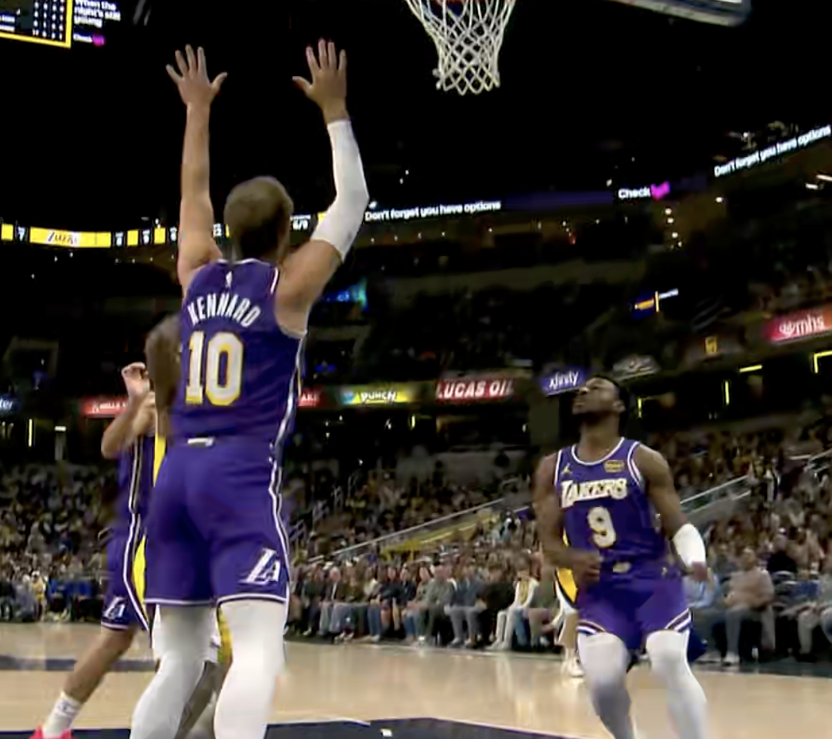 湖人第一节就派上了布朗尼，克内克特还坐在场下。湖人vs步行者