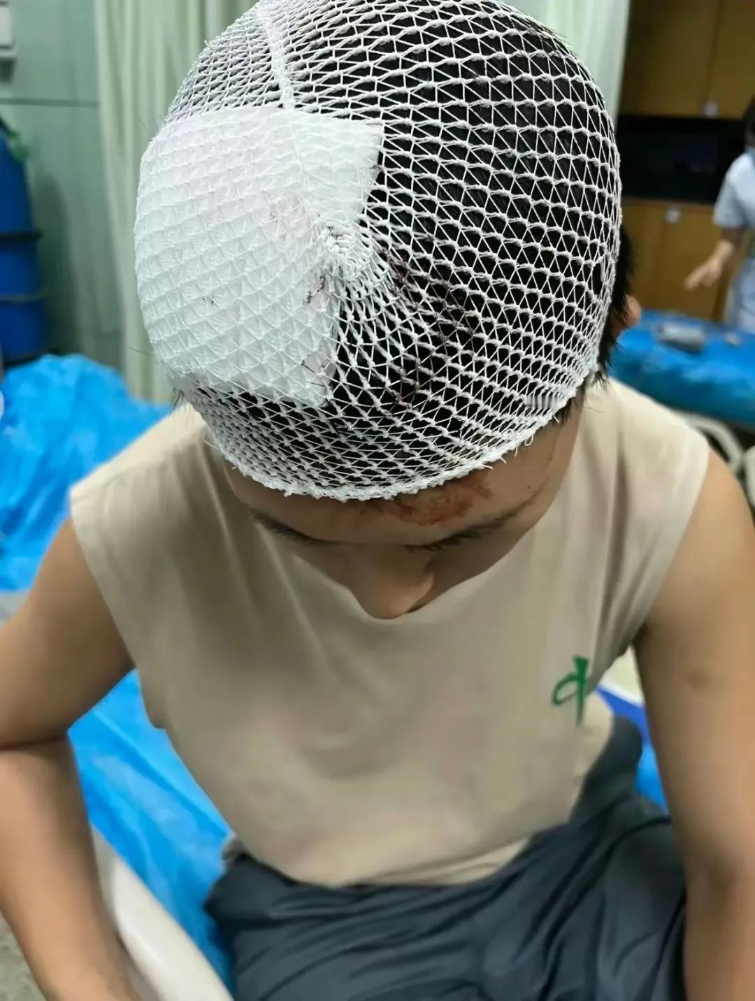 陕西西安，17岁女孩为了赚零花钱，晚上在回民街icon摆摊卖头纱

虽然我谴责打