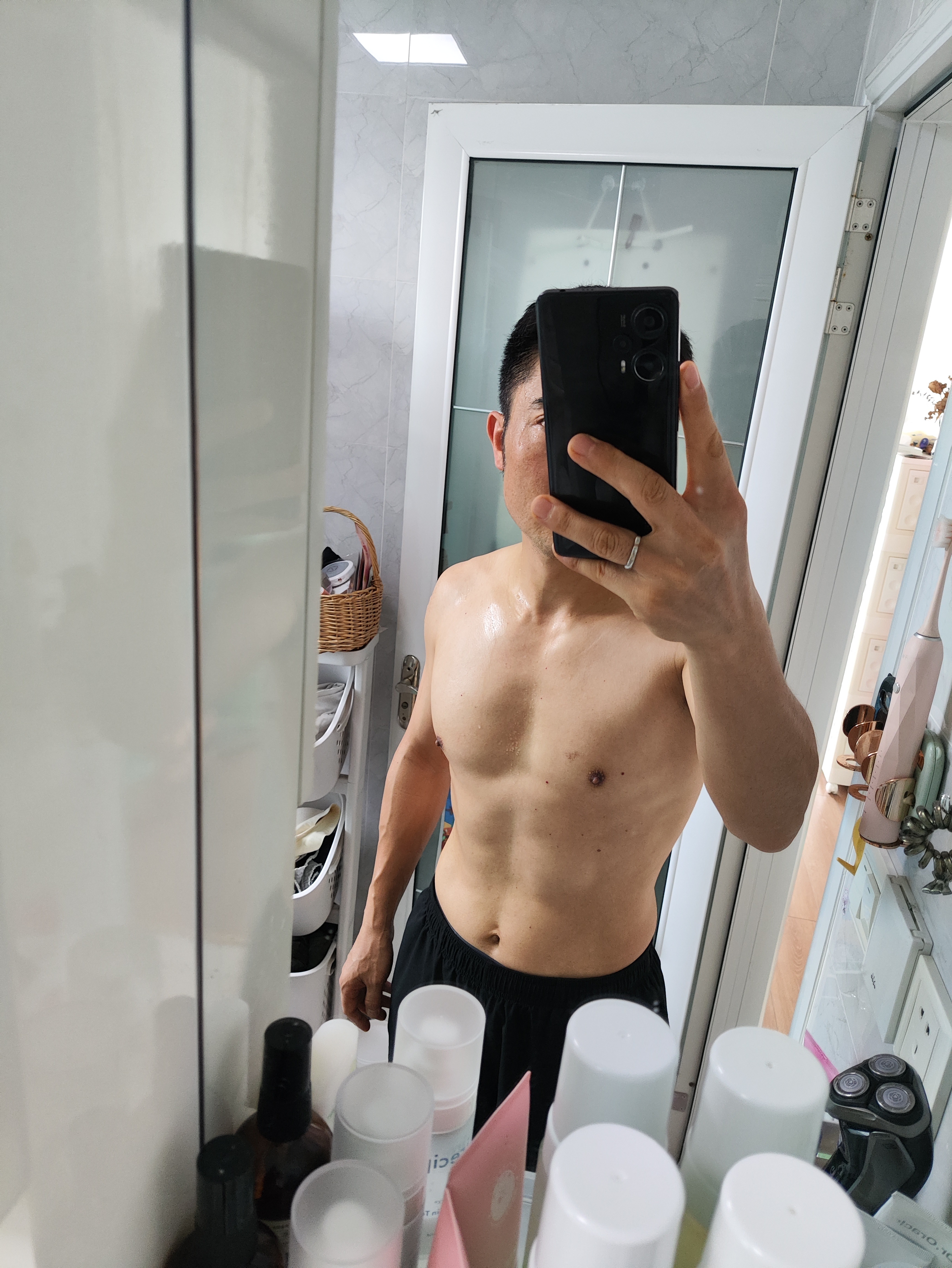 同學们早ﾉ☀朝霞满天，充满希望动弹一哈 哑铃弯举+俯身飞鸟5组105，健腹轮5组