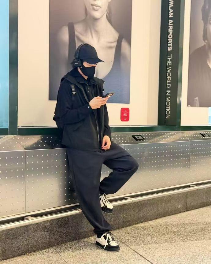 曾舜晞第二章回国啦！黑色棒球帽配休闲装，低调又时尚，靠栏尽显随性，海外归来，新副