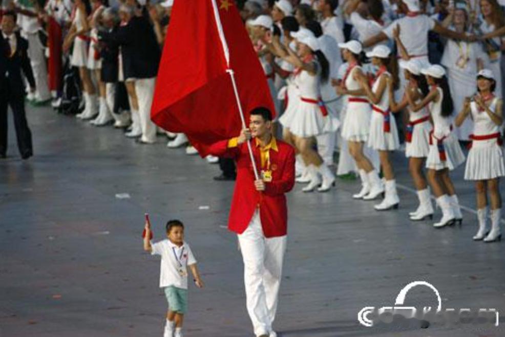 在2008年北京奥运会开幕式上，姚明高举红旗走在人群正前方，突然，作为总导演的张