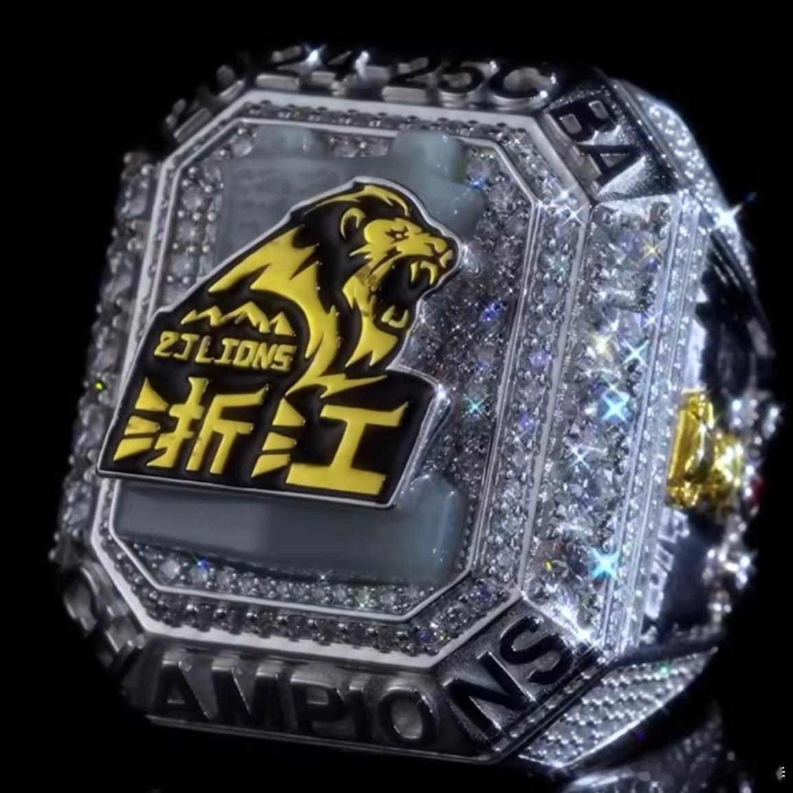 除了官方颁发的CBA总冠军戒指之外，浙江广厦外援小巴里-布朗、卡尔顿还专门找珠宝