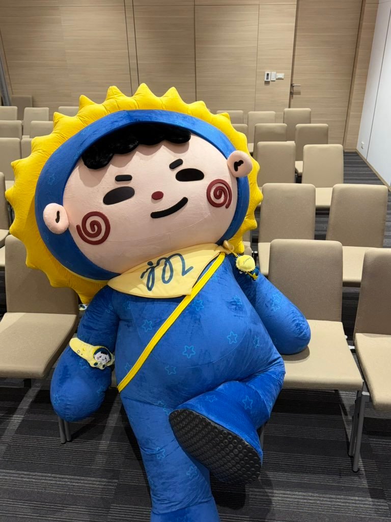 其实还真是一样的哈哈哈哈哈哈哈哈哈哈大mo出生的第一天真有这么一张照片，是juj