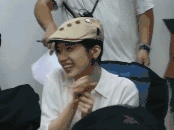 张婧仪脸很抗打 虽然总有人hei她的身材 但我超级喜欢 肩宽腿长仪态好 然后就不