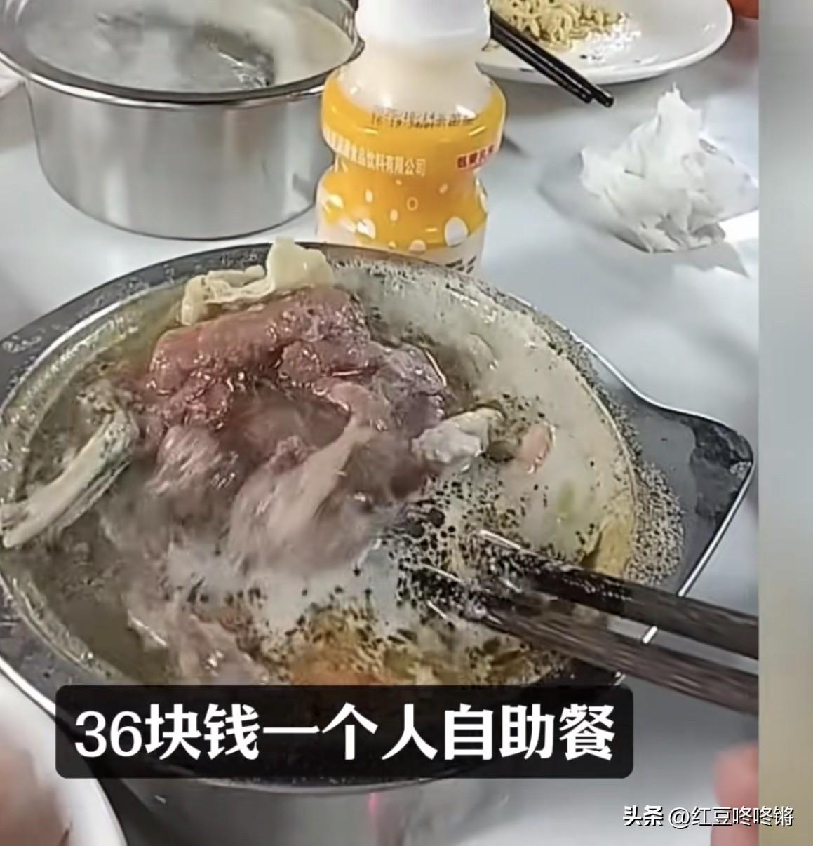 一位普通大哥，带着老婆、女儿出门解馋，挑了36元的自助餐。大哥心里格外满足，随手
