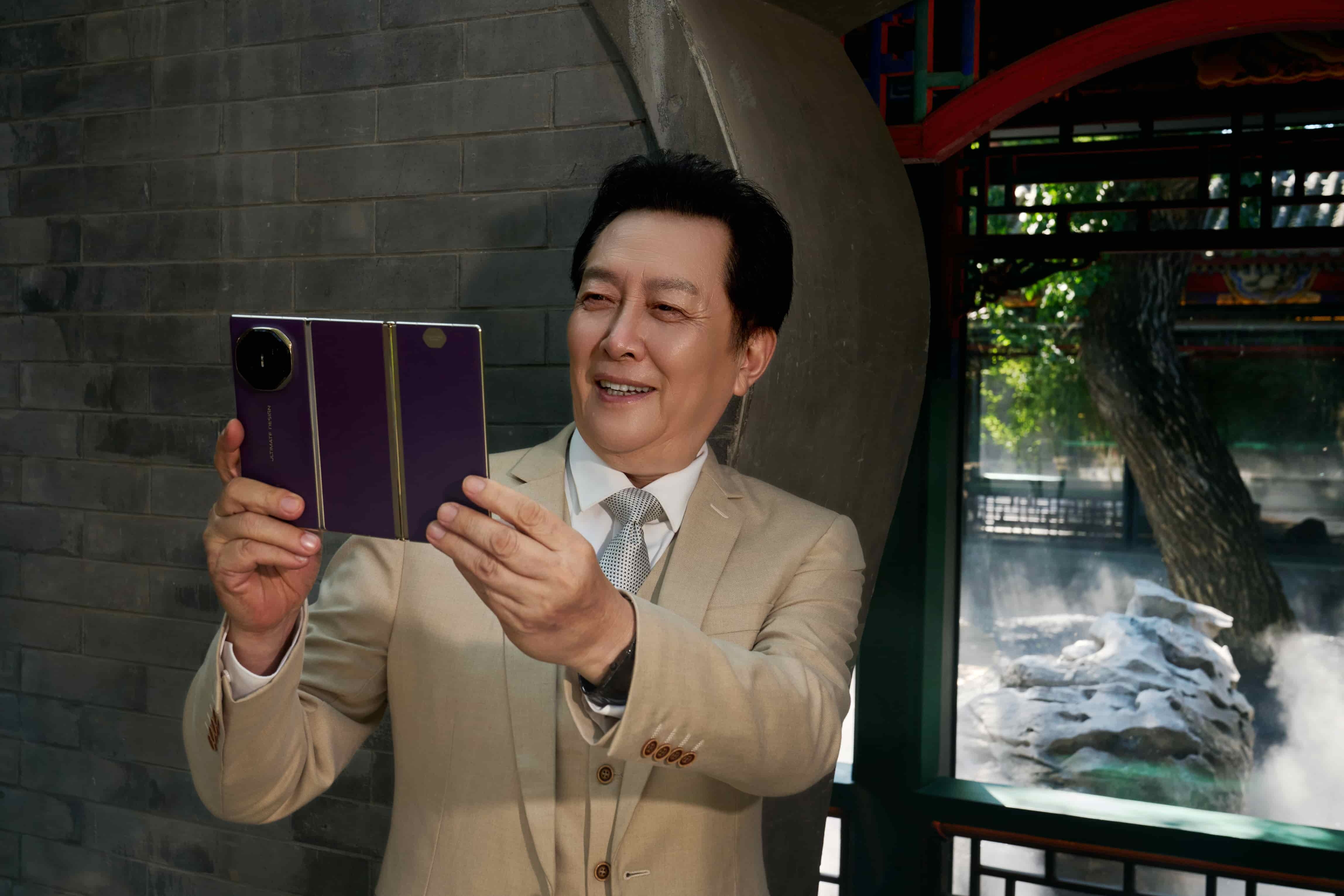 未来从兜里掏出来的手机朋友们，三折叠“批奏折”真的是太火了，去年一代的时候我就发