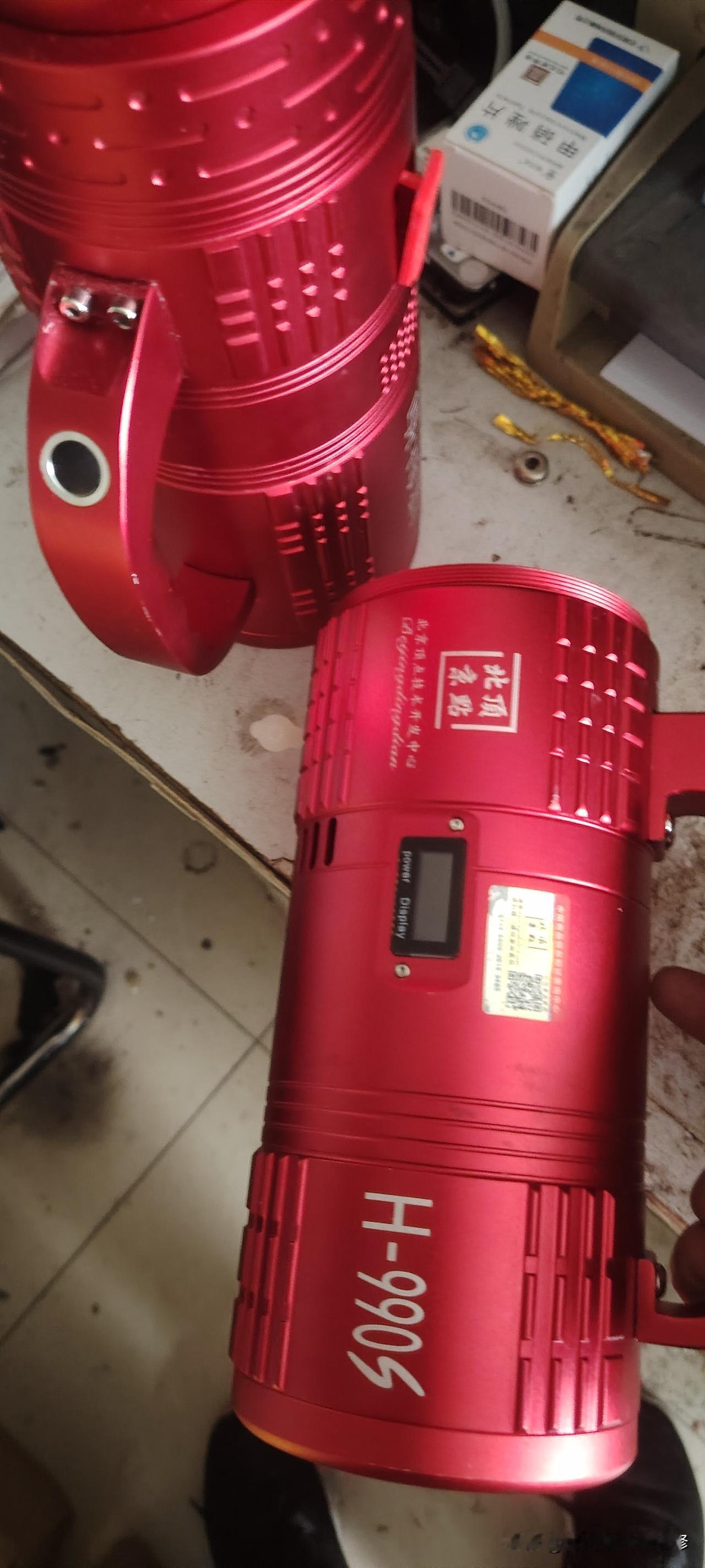 电筒掉水里，一定要拆开维修。
这是粉丝寄过来的，说是掉水里，马上就捞出来了。刚开